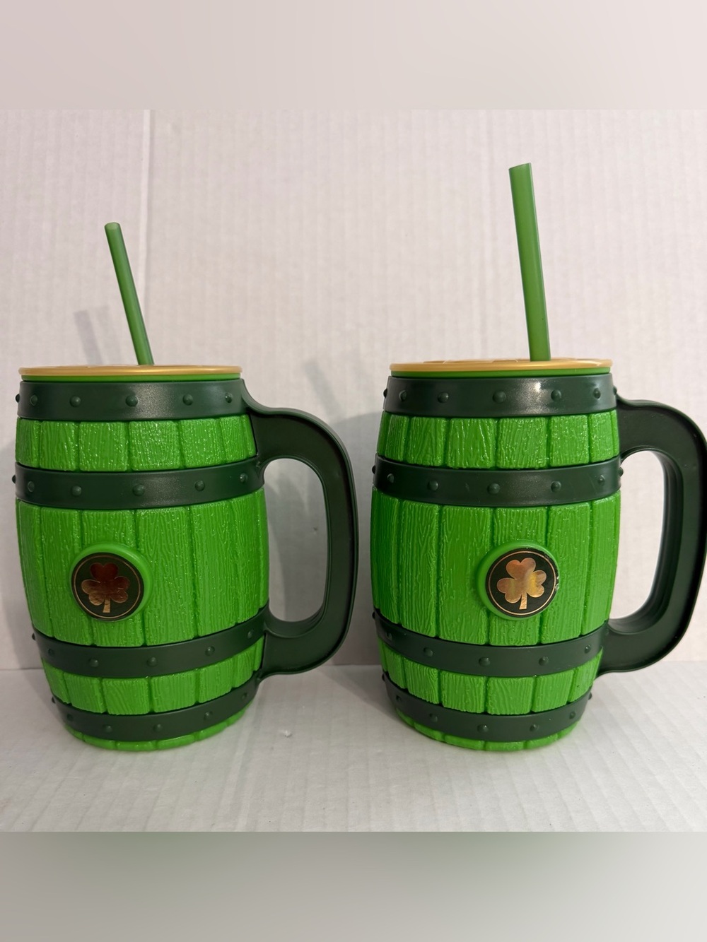 Greenbriar Int Green Barrel-Style Tumbler Mug with Straw - Shamrock Accent